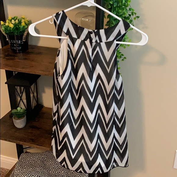 Black& white chevron patterned halter top blouse - Picture 4 of 5